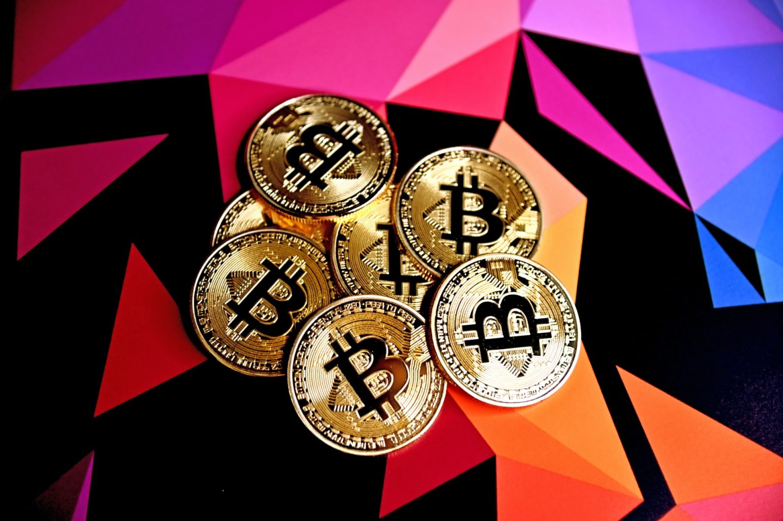 Representação ilustrativa de "moedas físicas de bitcoin"