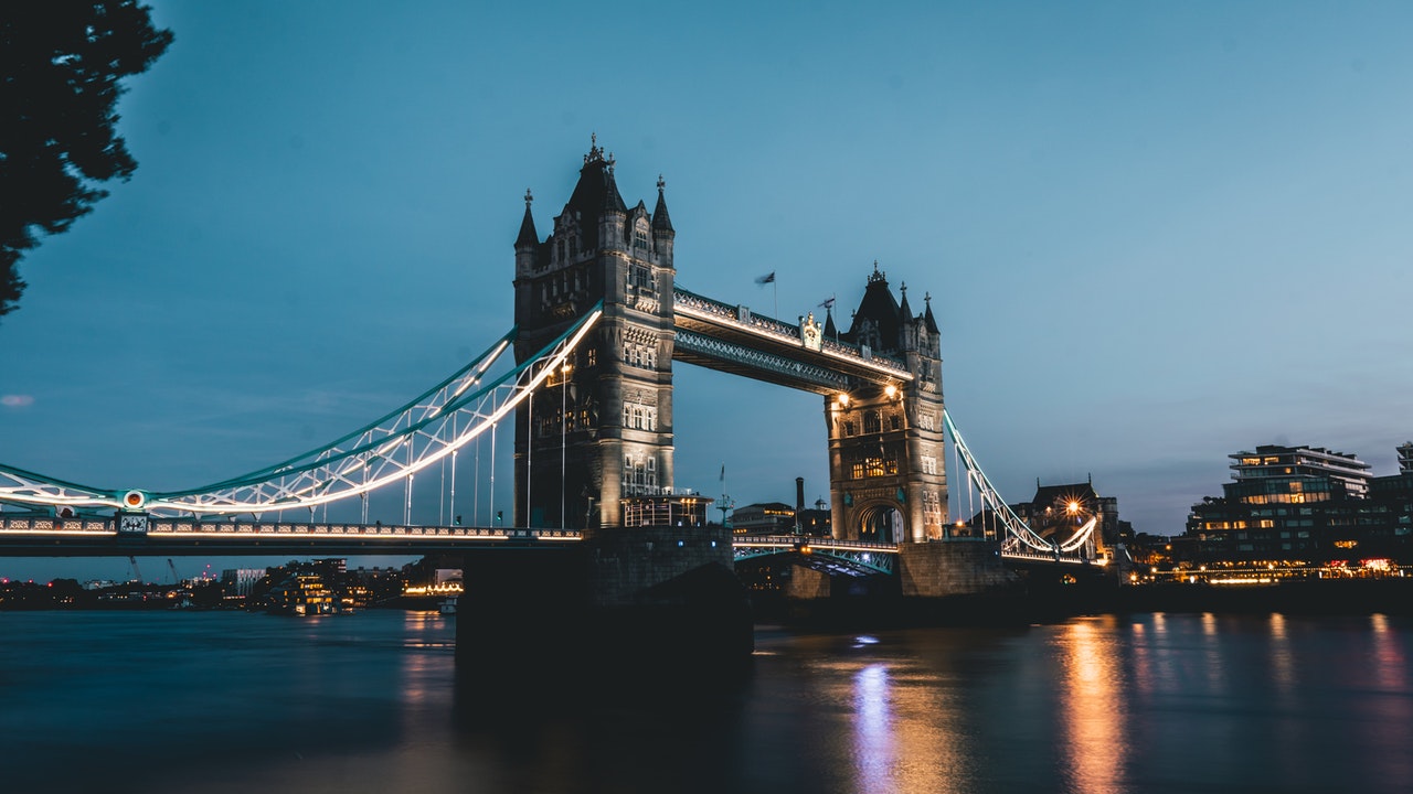Photo of the London Bridge at night to illustrate the idea of Ethereum London Hard Fork. 